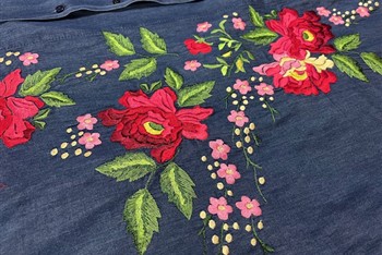 Riflové šaty s výšivkou